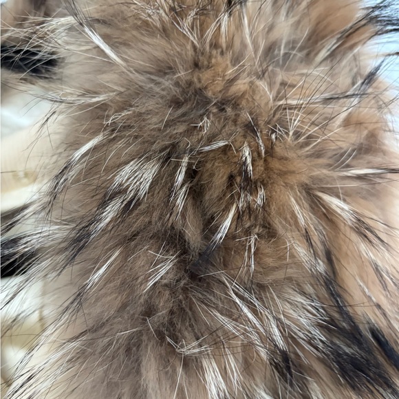 Elegant Cream Andrew Marc Women's Coat with Real Fur Collar - Picture 6 of 9